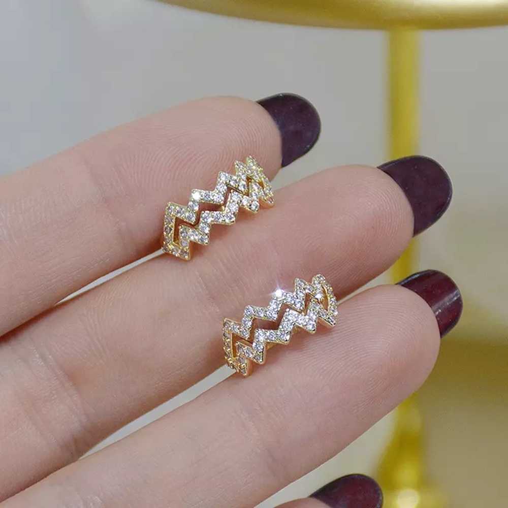 A pair Korea fashions Earring Gold